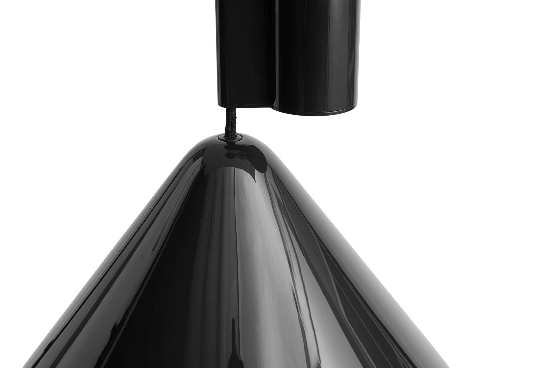 Detailaufnahme der schwarzen Compass Adjustable Pendelleuchte von Hay, Kegelform mit glänzender Oberfläche.
