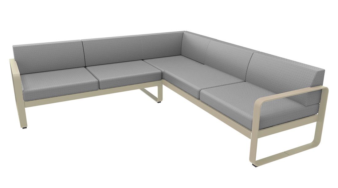 Bellevie Lounge Sofa von Fermob für den Außenbereich, hellgraue Polster und helles Gestell.