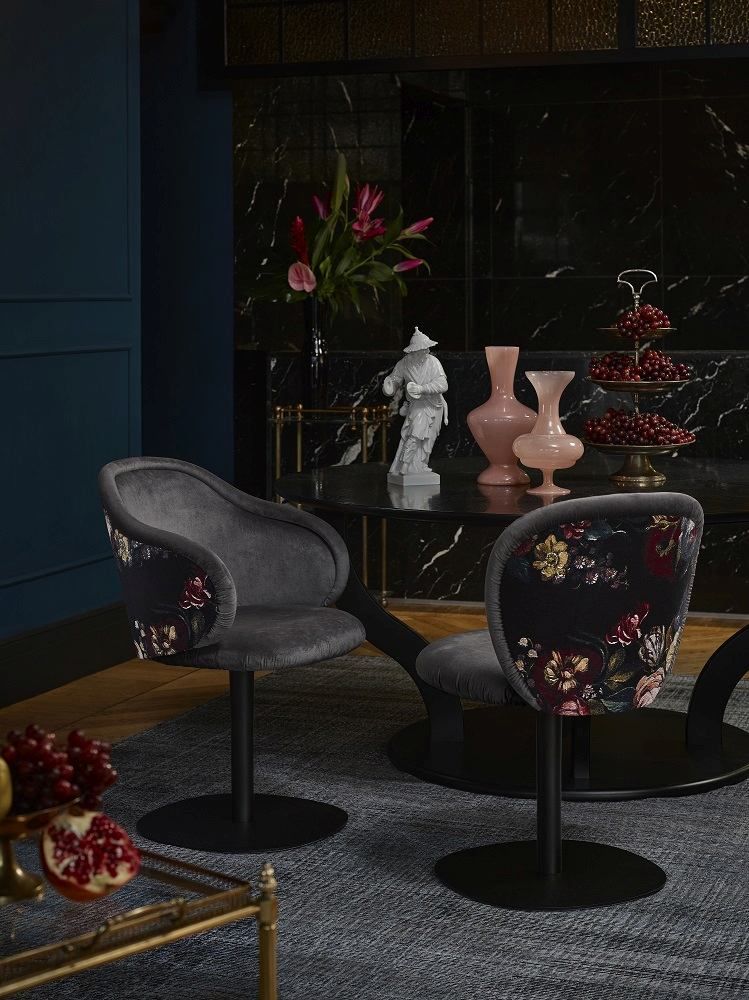 Ona Stuhl von Freifrau Manufaktur, grauer Samtbezug mit floralem Muster, moderner Drehstuhl für Esszimmer.
