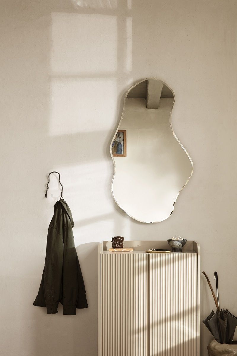 Cashmere Kommode mit geriffelter Front, Spiegel und Garderobe im Flur. Ferm Living Möbel.
