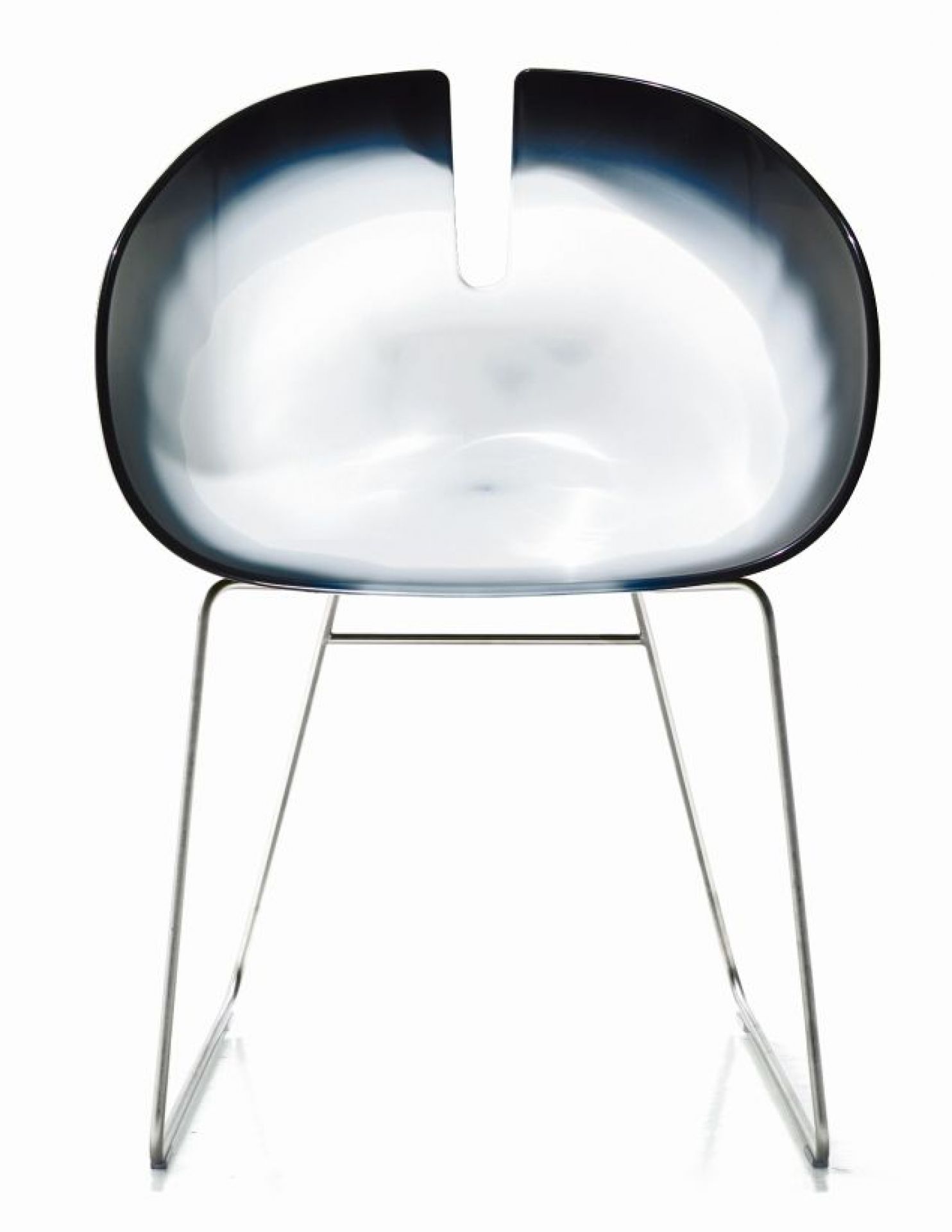 Fjord Stuhl von Moroso, Ansicht von Vorne, mit blau-weißem Sitz und Metallgestell.