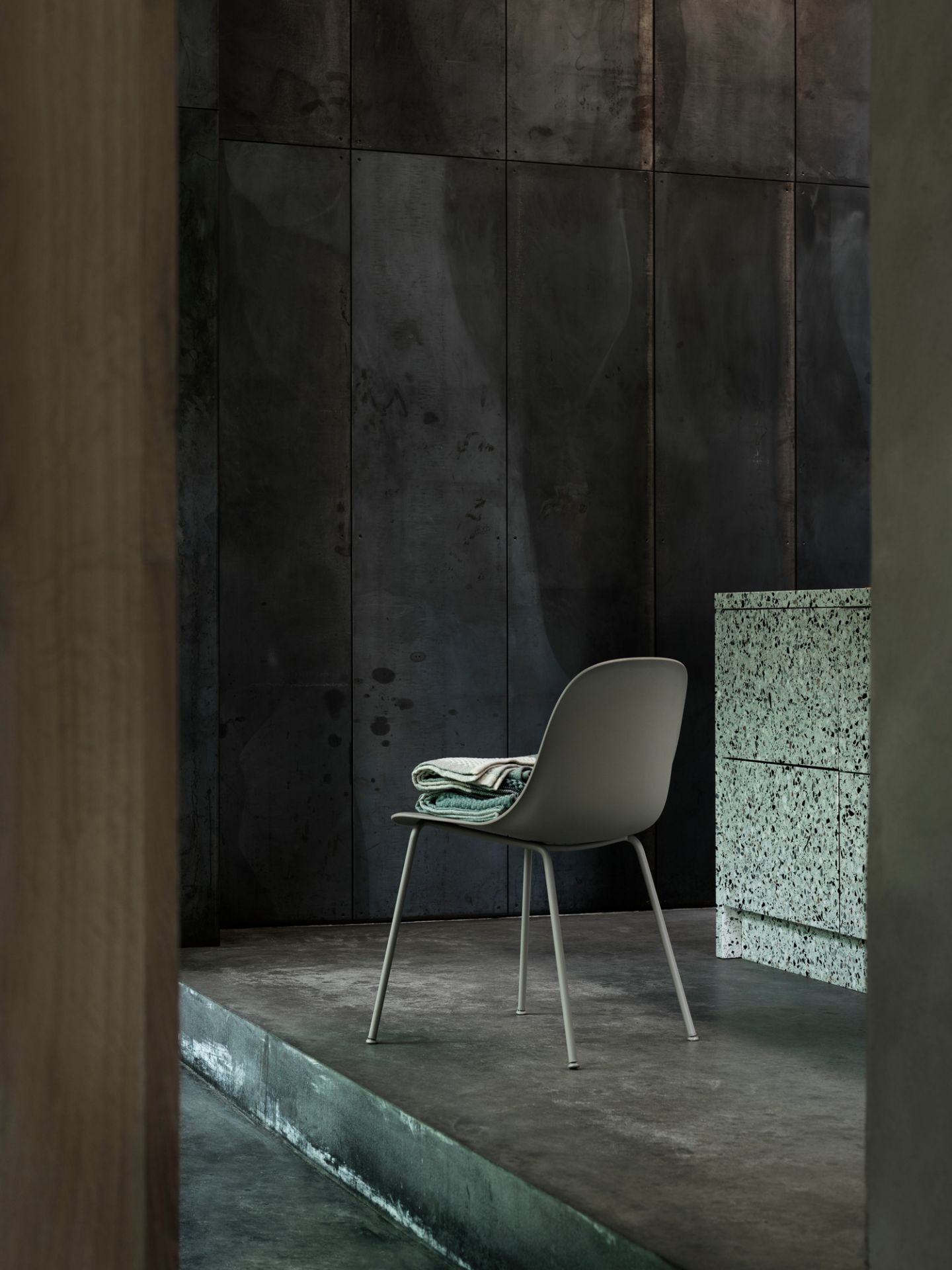 Muuto Fiber Side Chair mit Kufengestell in Grau, Textilien auf dem Sitz, modernes Interieur.