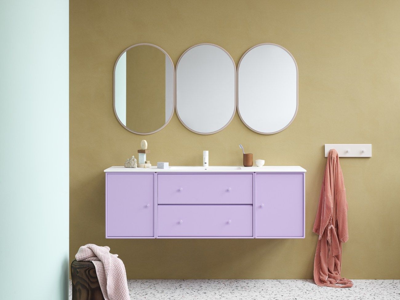 Badezimmer mit drei Colour Frame Spiegeln im Montana Fjord Look über einem lila Waschtisch.