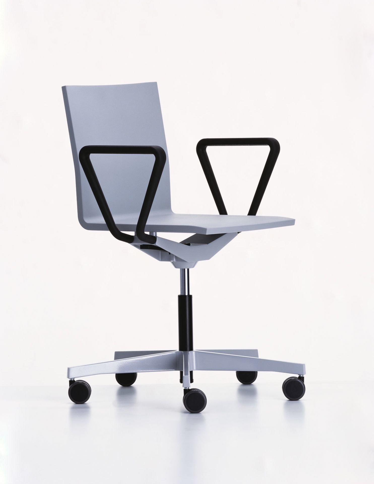 .04 Bürodrehstuhl von Vitra mit Armlehnen, grauer Sitzschale und schwarzem Fußkreuz mit Rollen.