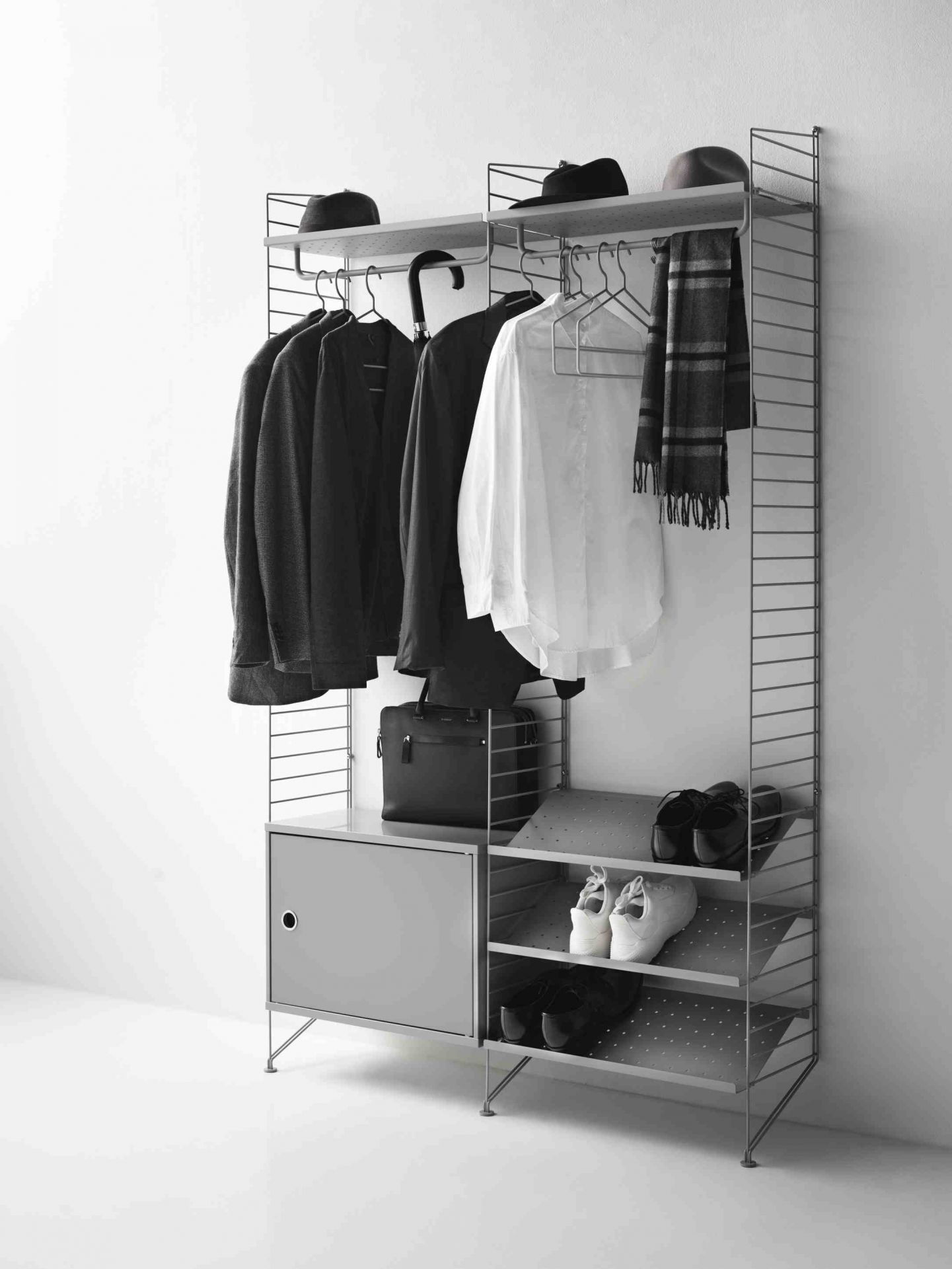 String Regalsystem im Schlafzimmer: Bodenregal mit Kleidung, Schuhen und Accessoires. String Furniture für Ordnung.