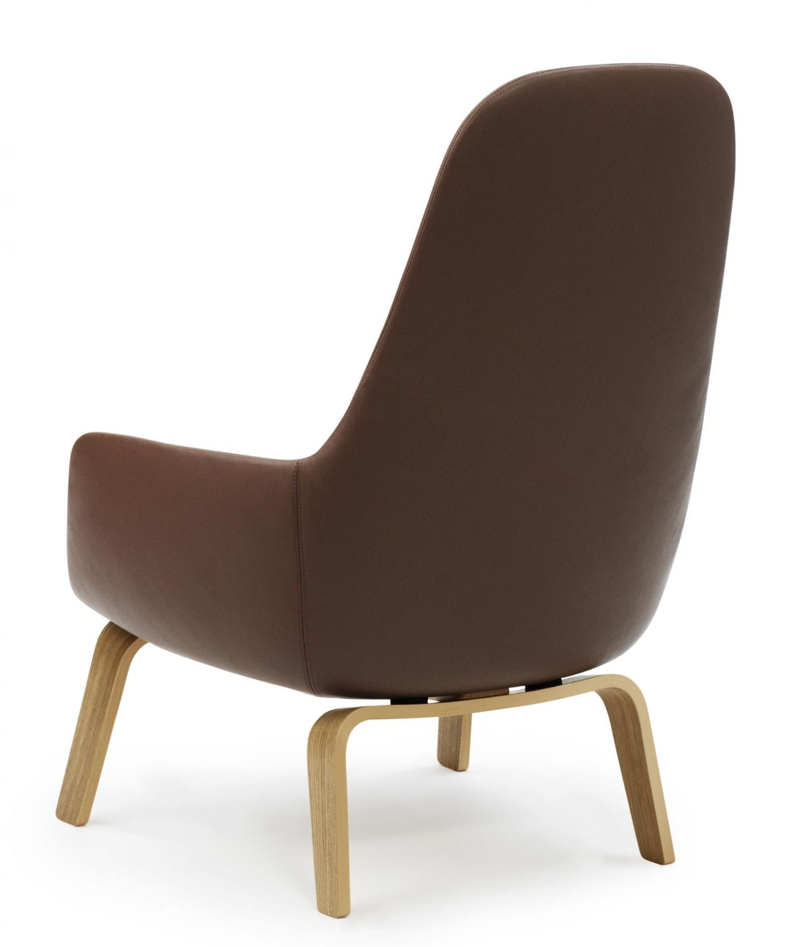 Rückansicht des Era Lounge Chair Sessels von Normann Copenhagen mit braunem Lederbezug und Holzgestell.