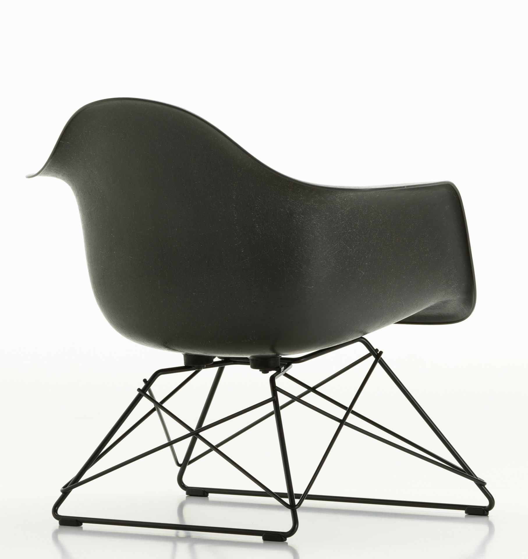 Schwarzer Eames Fiberglass Arm Chair LAR Stuhl von Vitra mit Drahtgestell, seitliche Ansicht.
