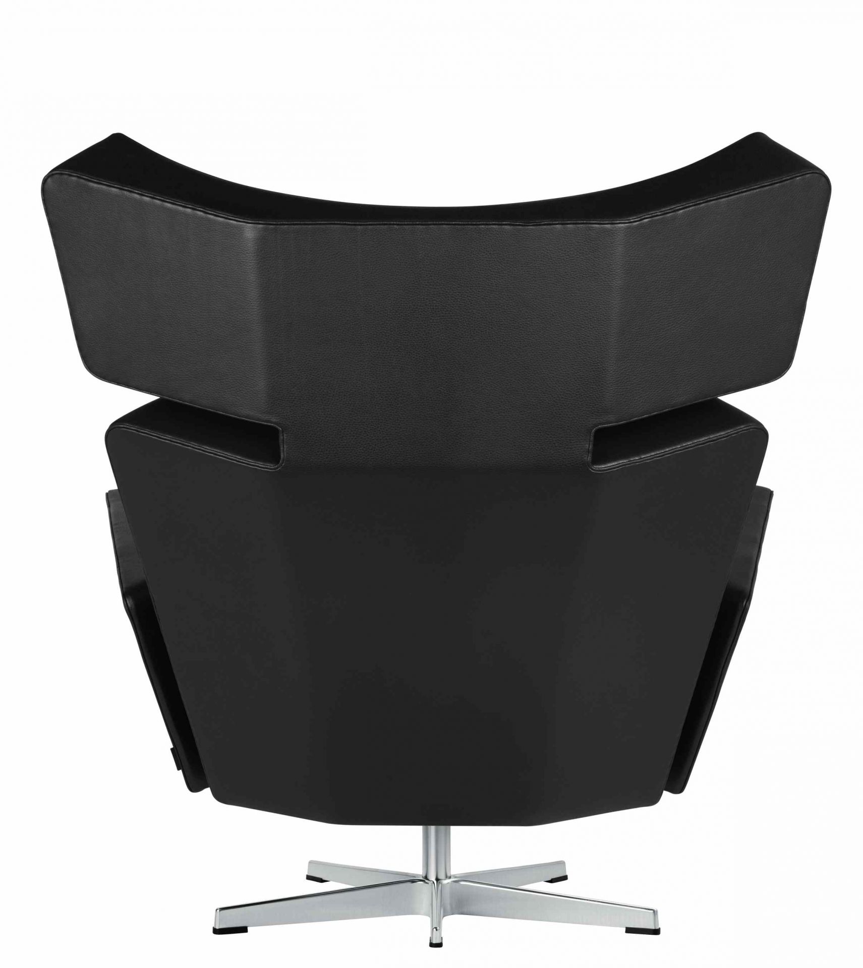 Rückansicht des schwarzen Oksen Sessel von Fritz Hansen mit Drehfuß aus poliertem Aluminium.