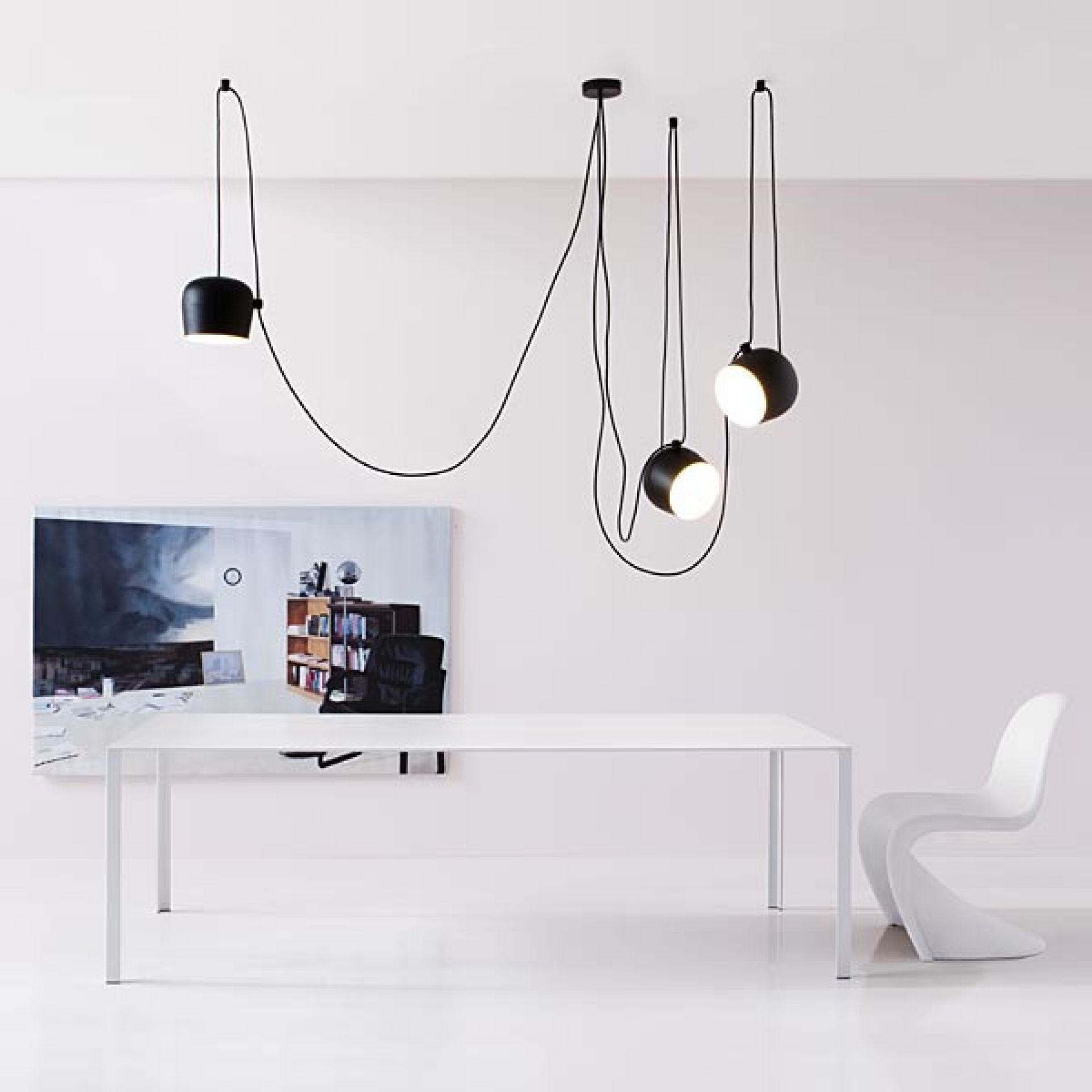 Aim Pendelleuchte 3er Set von Flos in Schwarz über einem Esstisch. Moderne Innenbeleuchtung.
