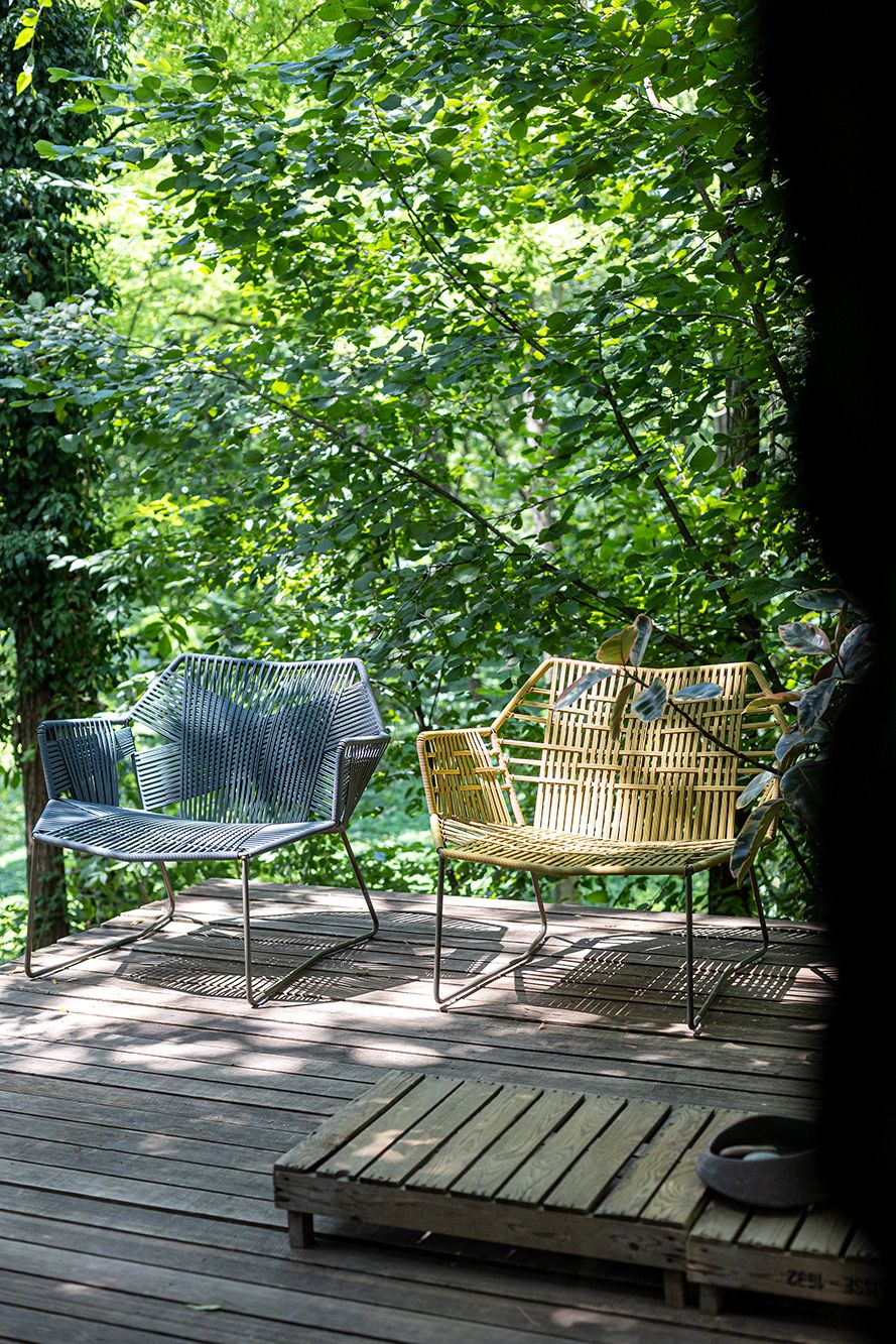 Zwei Tropicalia Lounge Sessel von Moroso im Garten auf einer Holzterrasse, Outdoor Möbel.