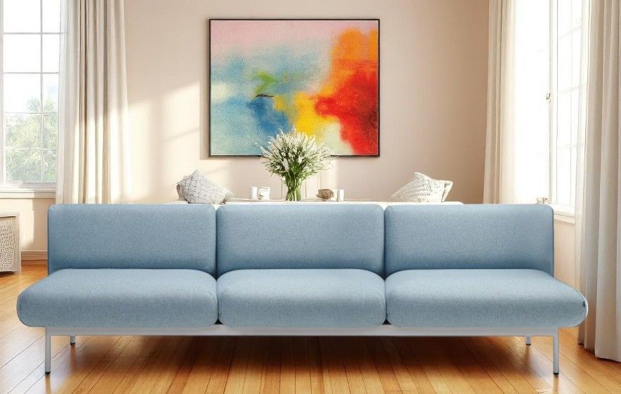 fora FR 403 Sofa 3-Sitzer Bejot in hellblau mit minimalistischem Design und weißem Metallgestell.