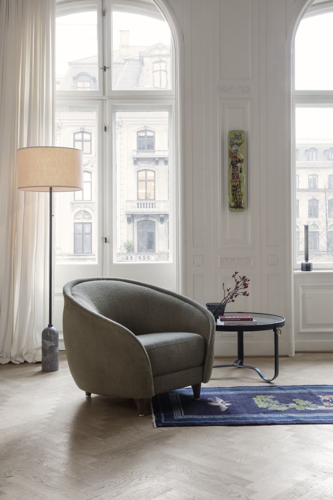 Gubi Gravity Stehleuchte mit Canvas Schirm und grauem Marmorfuß in stilvollem Interieur.