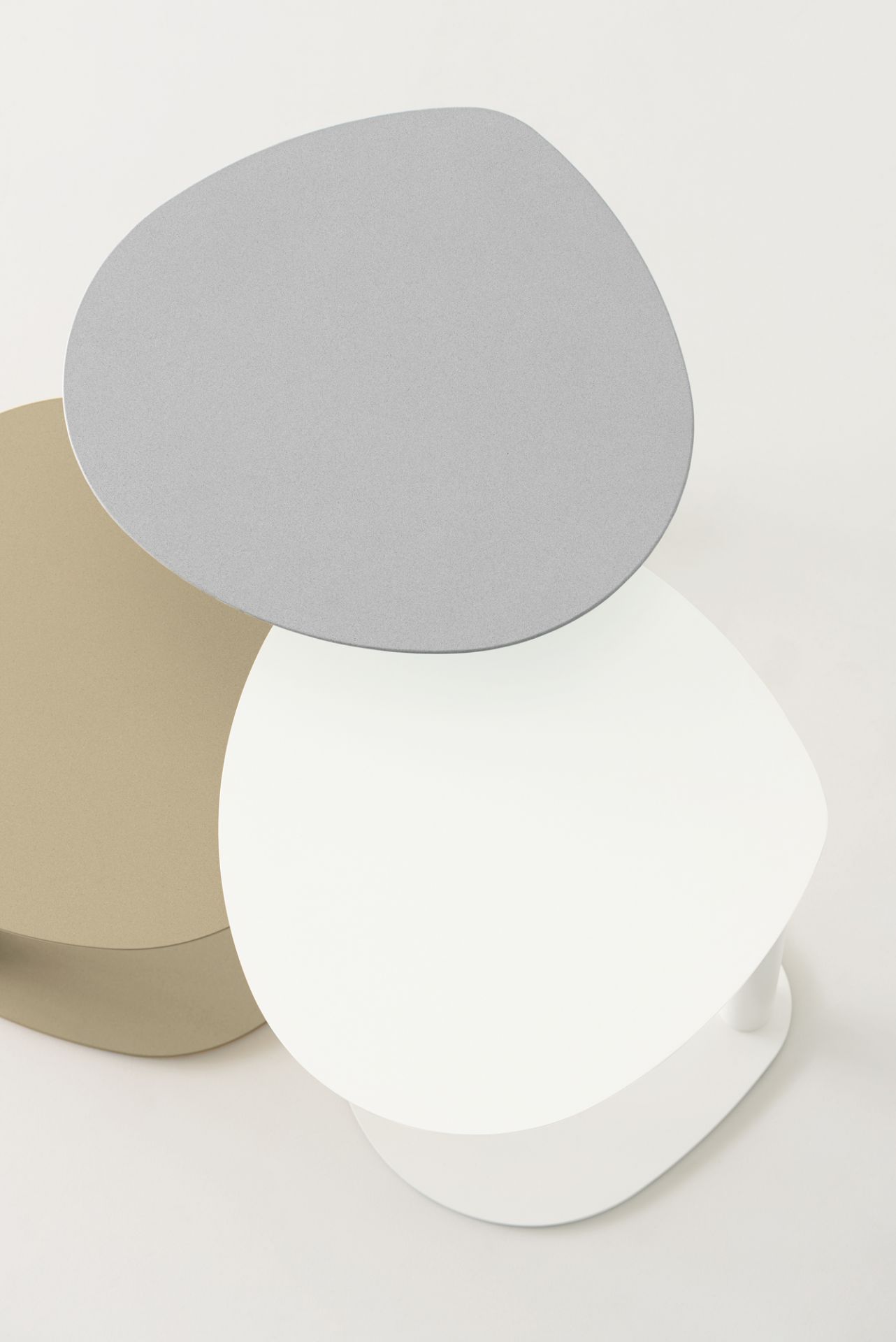 Grauer Easy Boy Beistelltisch von Segis, kleiner Couchtisch in modernem Design, Studioaufnahme.