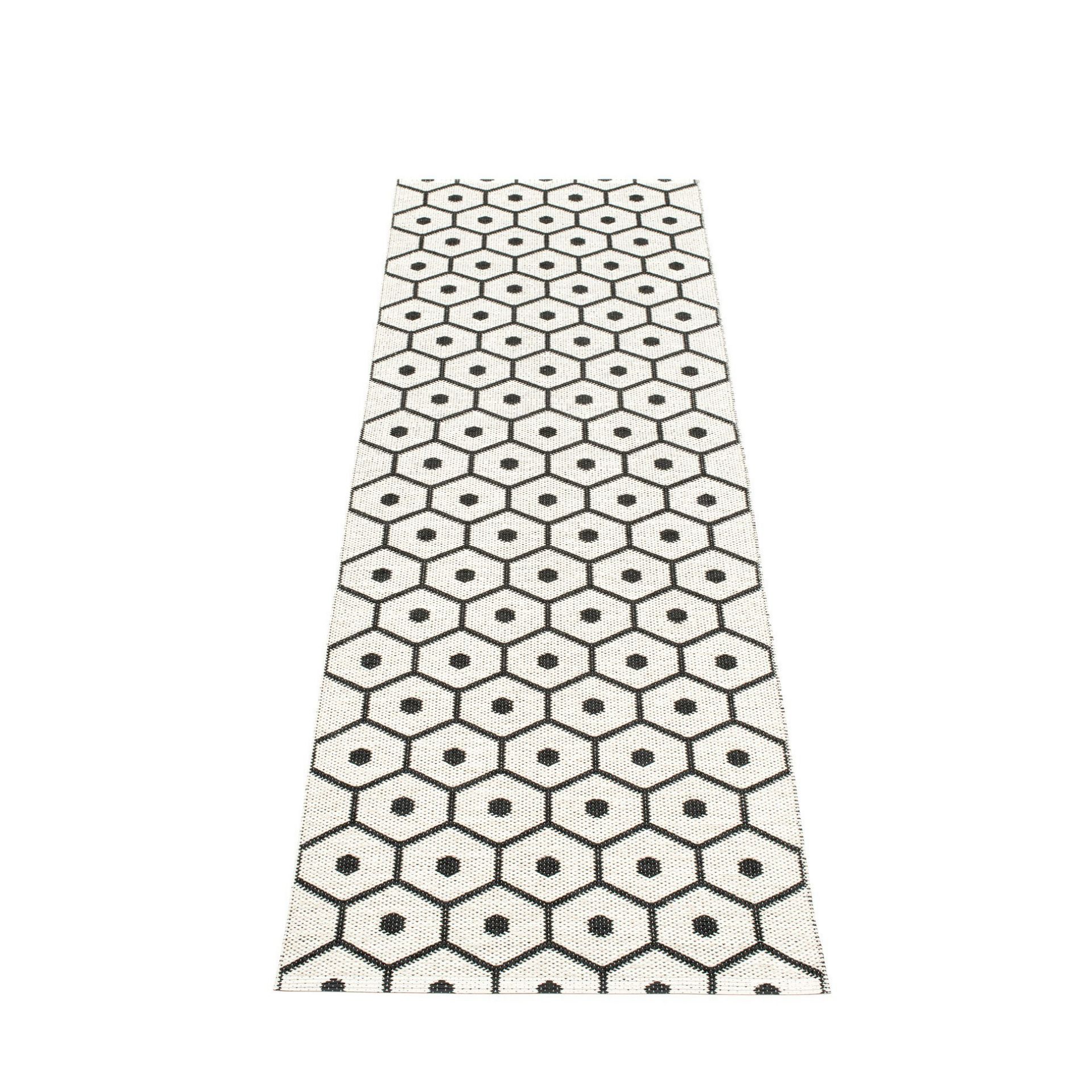Pappelina Honey Kunststoffteppich in Schwarz und Vanille mit geometrischem Wabenmuster, 70x225 cm.