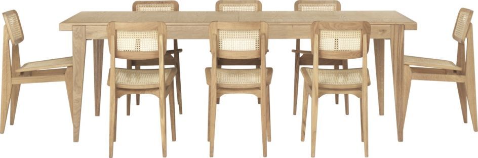 Gubi S-Table Esstisch ausziehbar mit Stühlen aus Holz und Wiener Geflecht, Frontansicht.