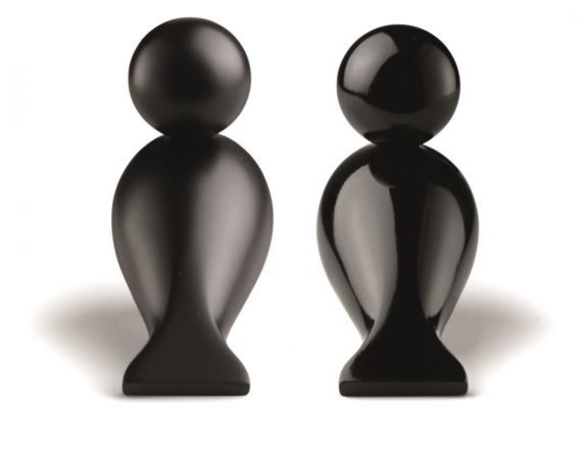 Zwei schwarze Kay Bojesen Holzfiguren "Unzertrennliche Lovebirds", moderne Dekoration und stilvolles Wohnaccessoire.