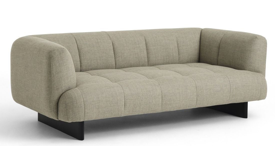 Beiges Quilton Sofa von Hay, ein moderner 2-Sitzer mit gesteppter Sitzfläche und schwarzen Füßen.
