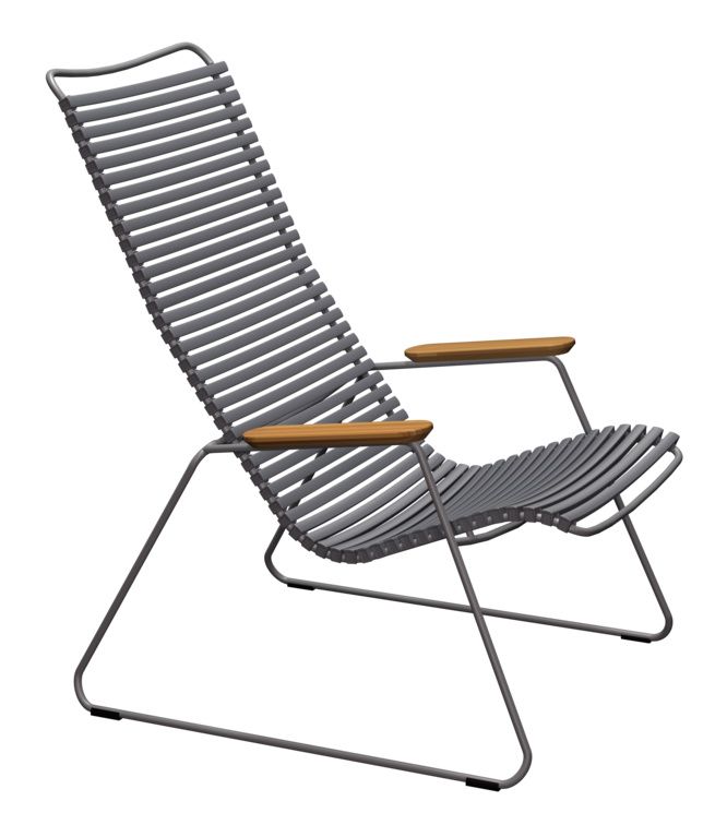 Dunkelgrauer Click Lounge Chair von Houe für den Außenbereich mit Holzarmlehnen. Bequemer Gartensessel.