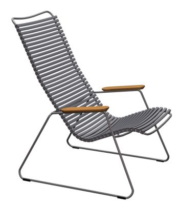 Dunkelgrauer Click Lounge Chair von Houe für den Außenbereich mit Holzarmlehnen. Bequemer Gartensessel.