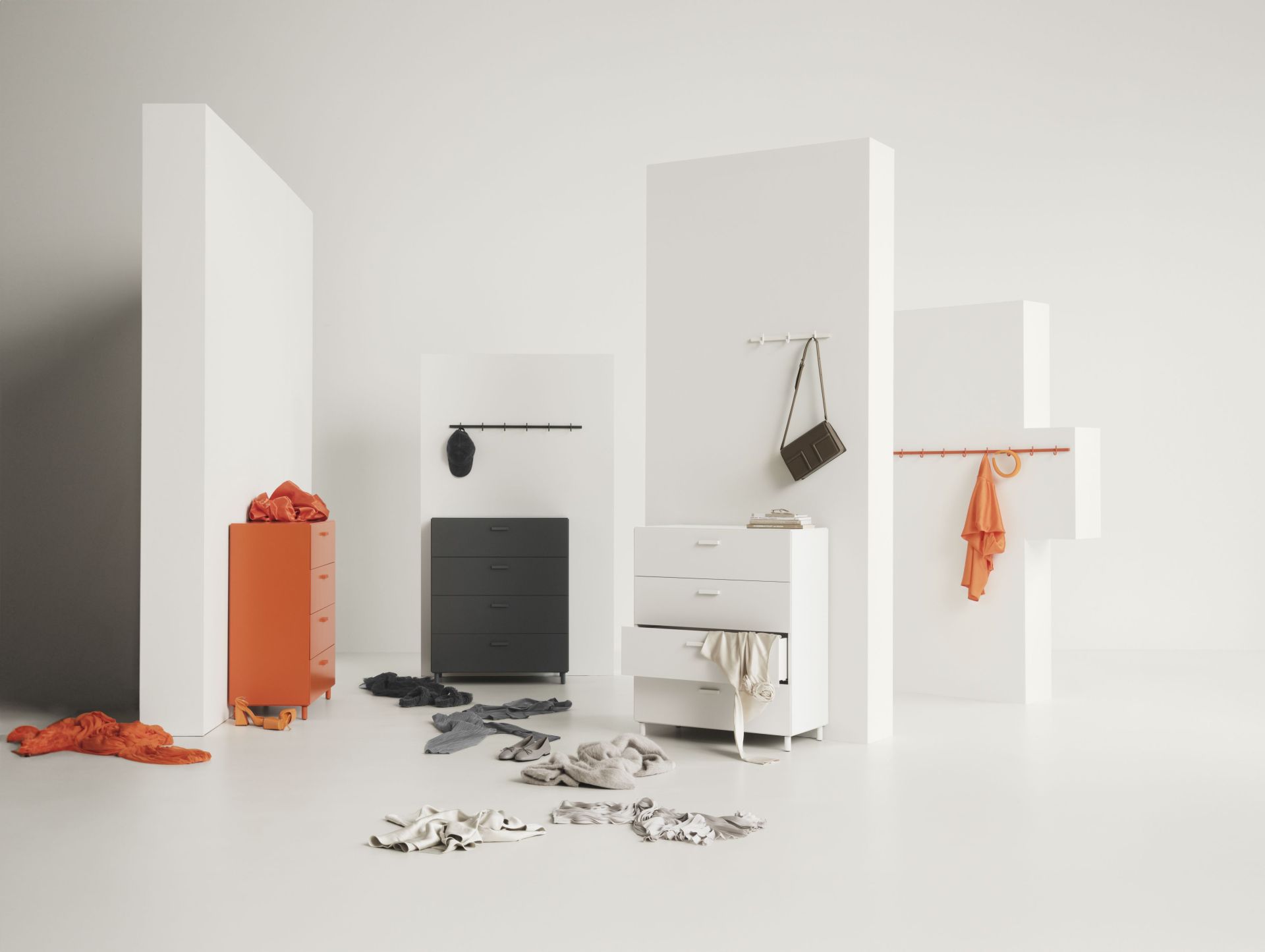 String Furniture Hakenleiste aus Esche, 41cm, mit Kleidung und Accessoires an verschiedenen Haken.