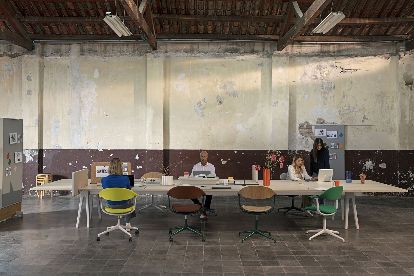 Büro mit mehreren Mynt Stühlen von Vitra, ergonomische Drehstühle mit Holzschale und Rollen.