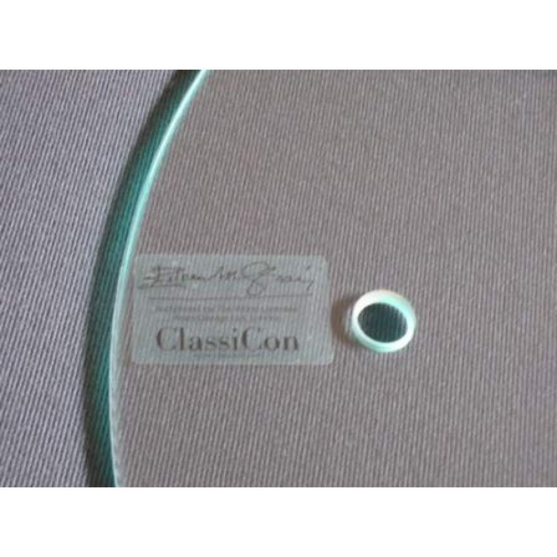 Detailaufnahme: ClassiCon Ersatzglasplatte für Beistelltisch, transparentes Glas mit Logo und Befestigungselement.