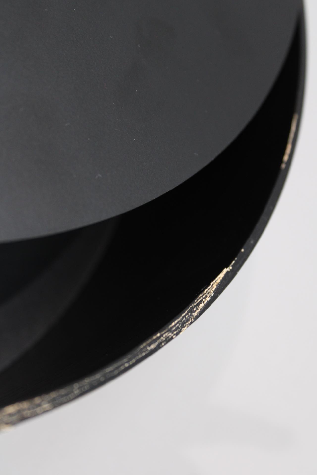 Detailaufnahme der schwarzen Wallie Wandschublade von Woud, ein Regal mit minimalistischem Design und Mängel.