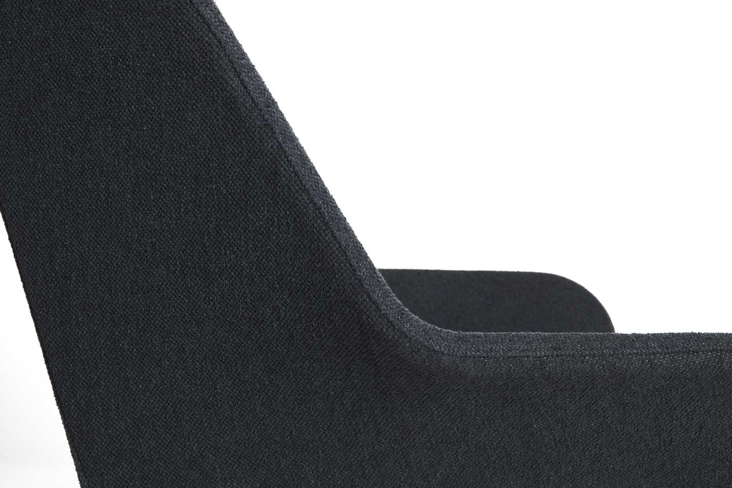Detailaufnahme des Hay 02 Lounge Sessels in Dunkelgrau, der modernen Komfort und Stil vereint.