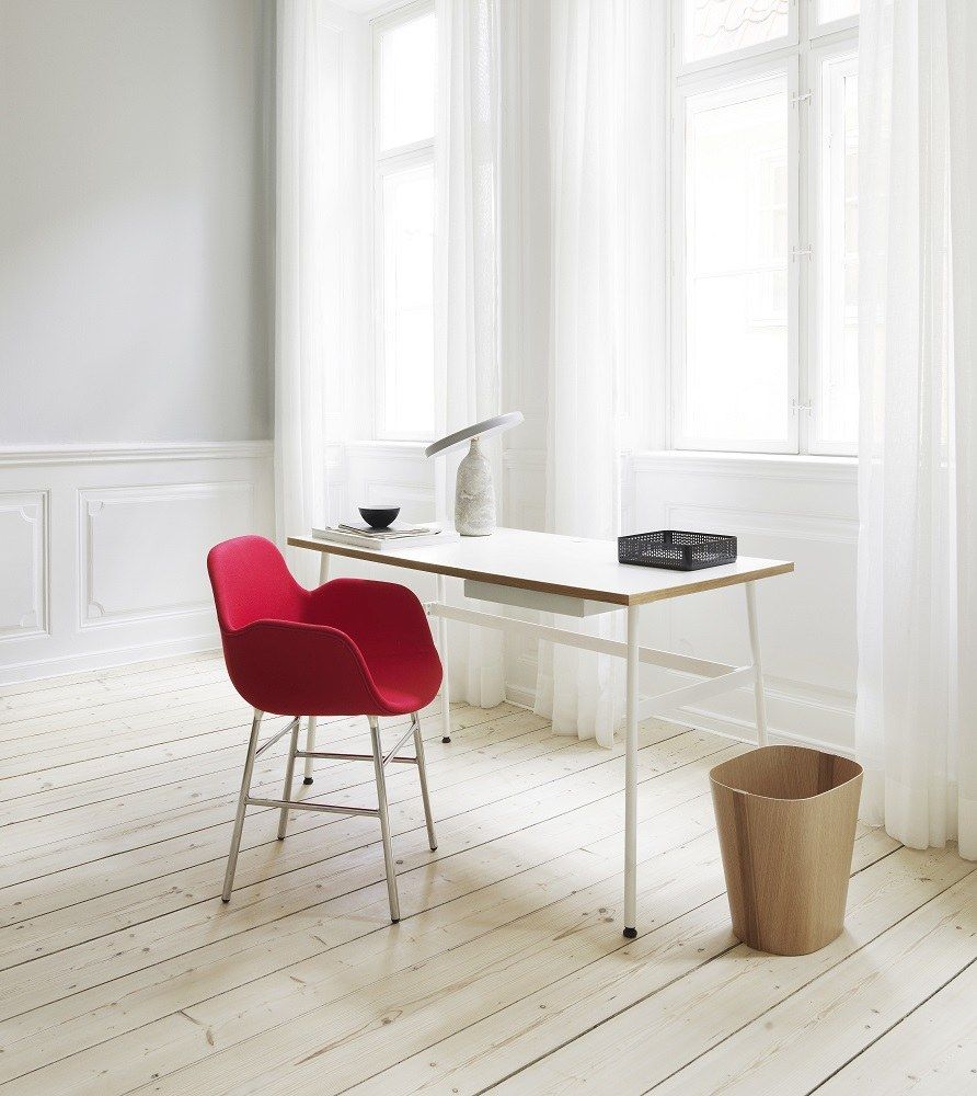 Tales of Wood Papierkorb von Normann Copenhagen aus hellem Holz neben einem Schreibtisch im Büro.