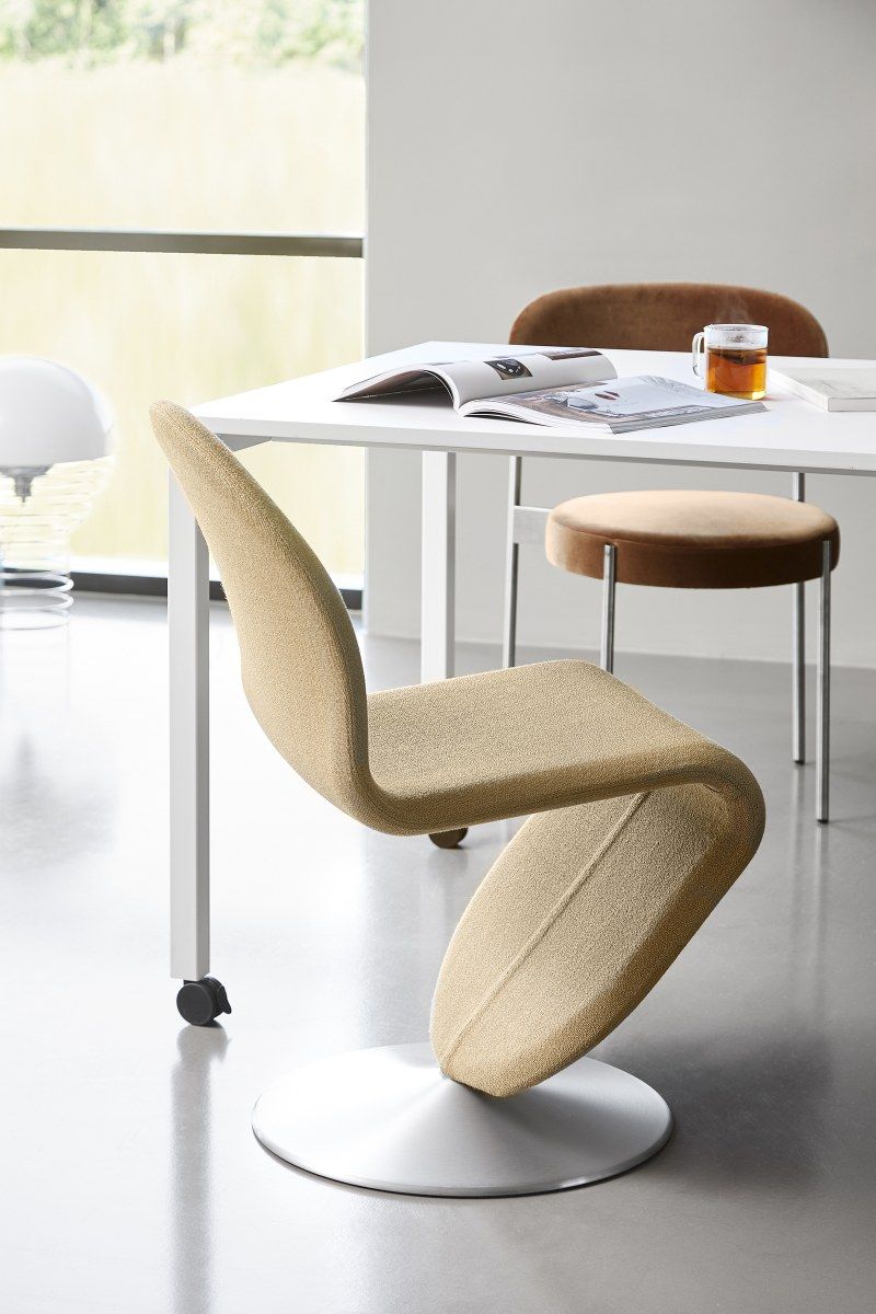 Beiger Verpan System 1-2-3 Esszimmerstuhl mit rundem Fuß und weißem Tisch im modernen Interieur.