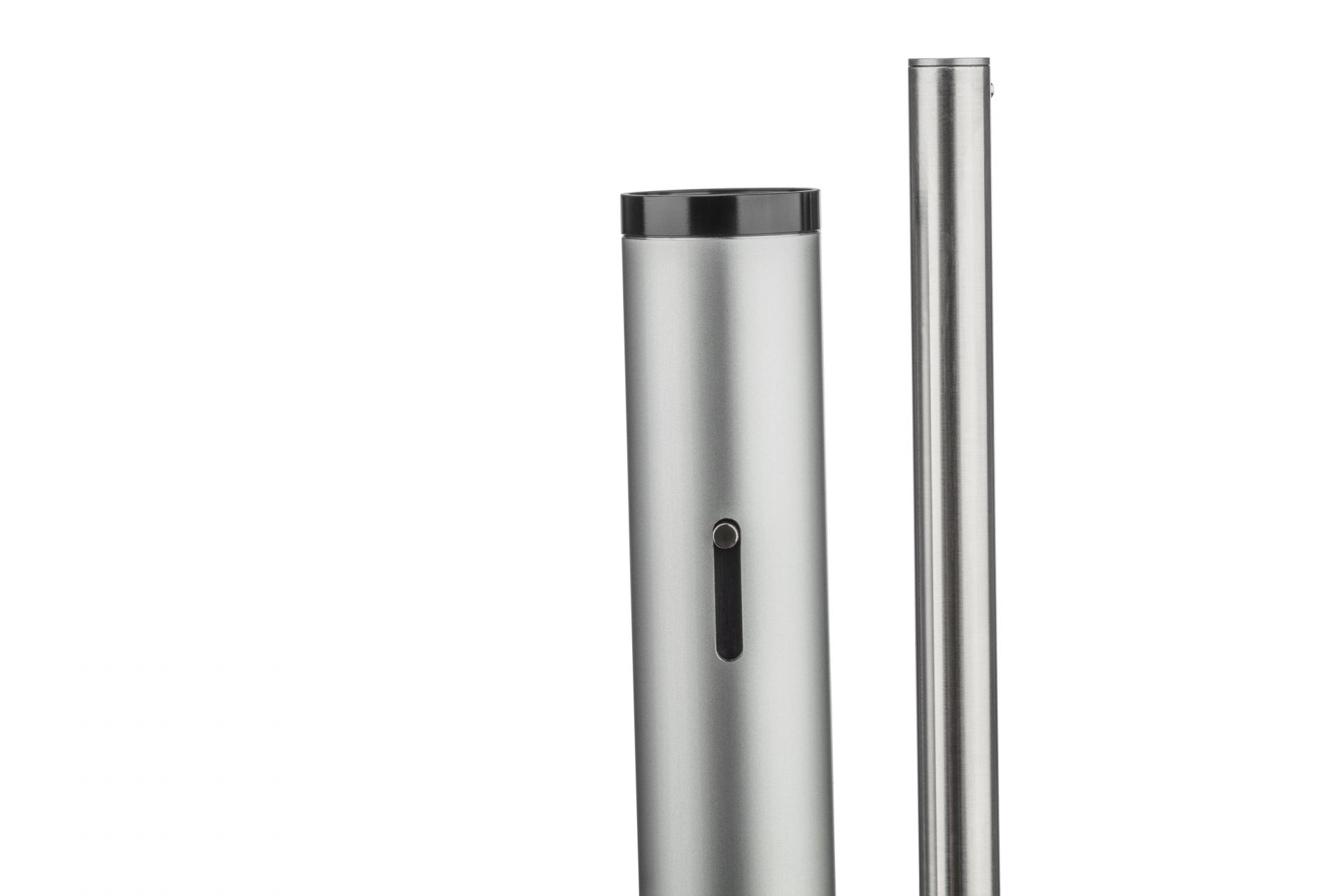 LINIjA S Stehleuchte von Baltensweiler, minimalistisches Design, silberfarbenes Metall, moderne Innenbeleuchtung.