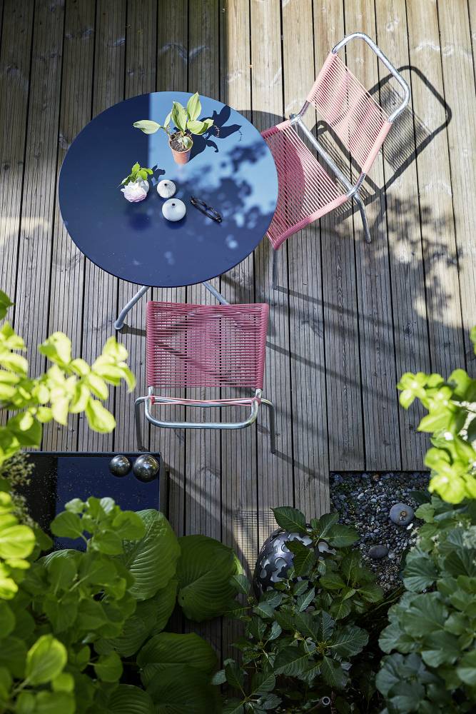 Draufsicht: Altorfer Stuhl Outdoor Embru, rosa, auf Holzterrasse mit Tisch und Pflanzen.