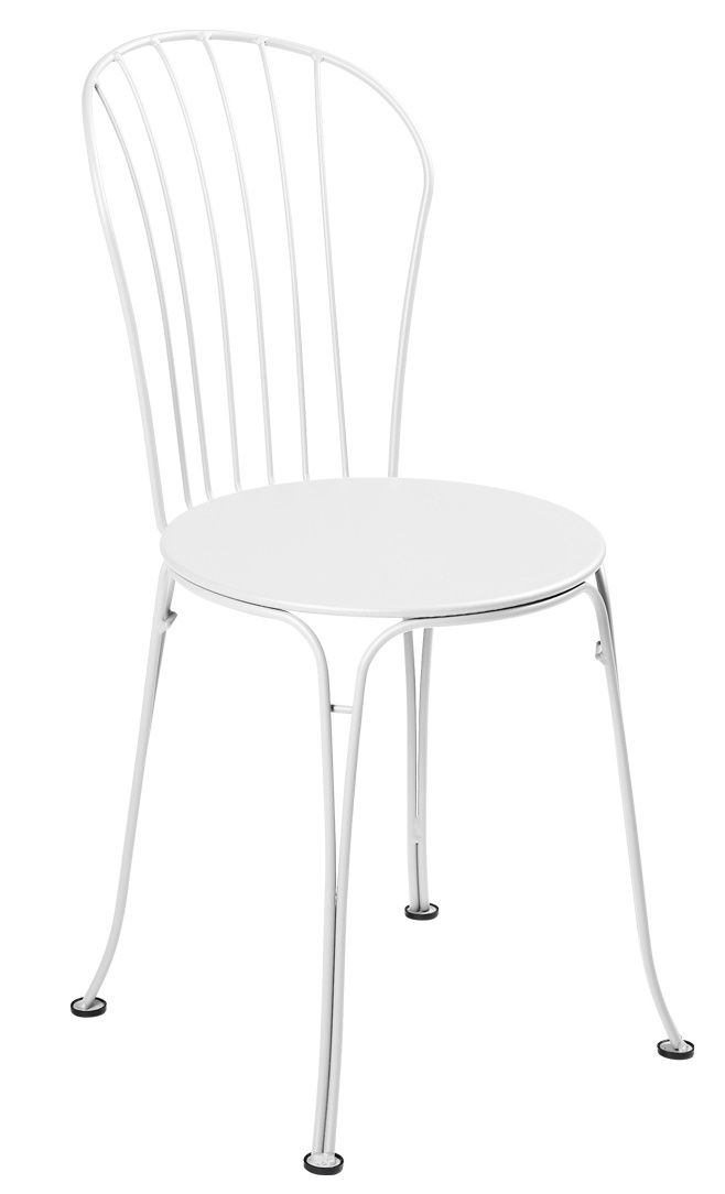 Weißer Opéra+ Stuhl von Fermob für den Außenbereich, Metallstuhl mit runder Sitzfläche und filigranem Design.