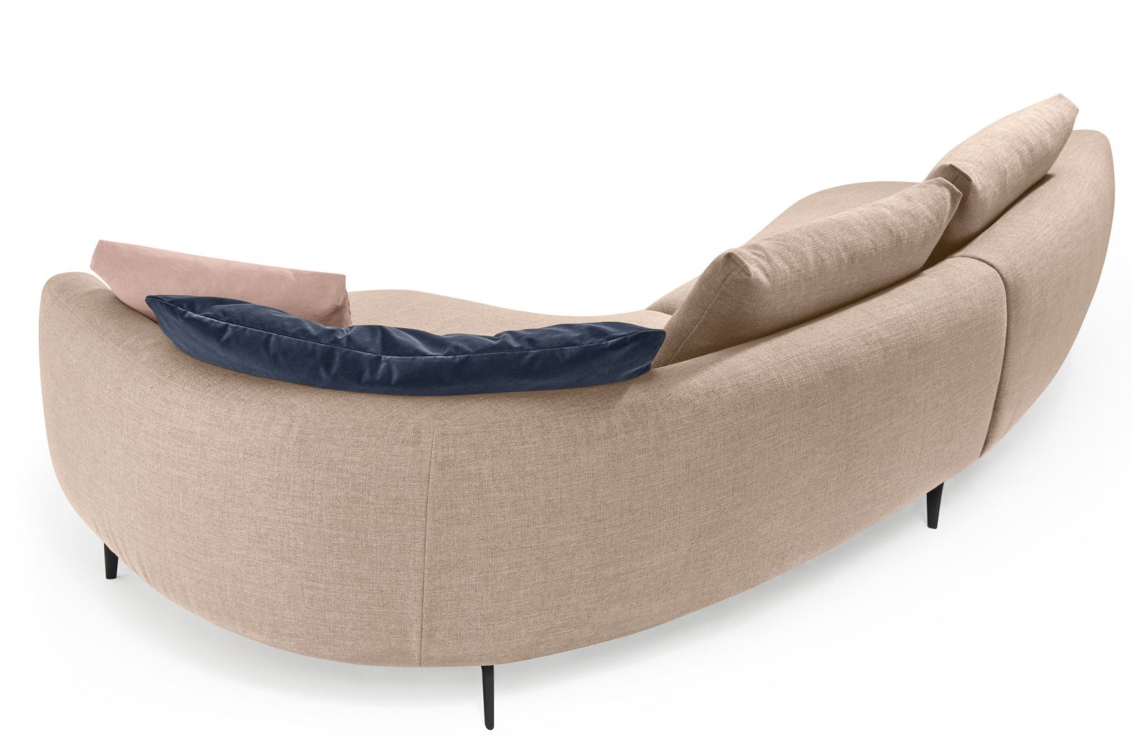 Marru Sofa von Walter Knoll, beige Stoffbezug, blaue und rosa Zierkissen, modernes Wohnzimmer Sofa.