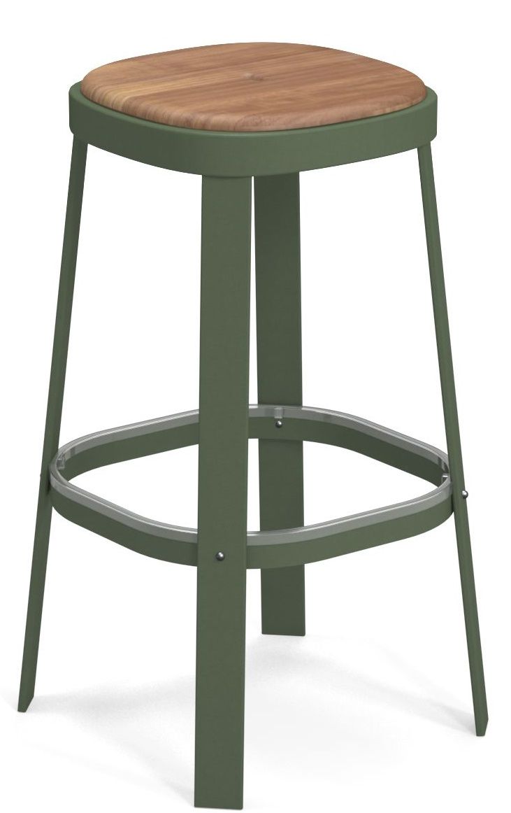 Thor Barstool Barhocker Outdoor Emu mit Holz-Sitzfläche und grünem Metallgestell für den Garten.