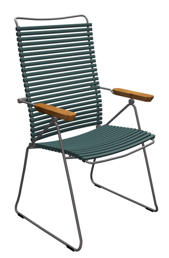 Houe Click Position Chair Outdoor Sessel mit Armlehnen aus Bambus und dunkelgrünen Lamellen.