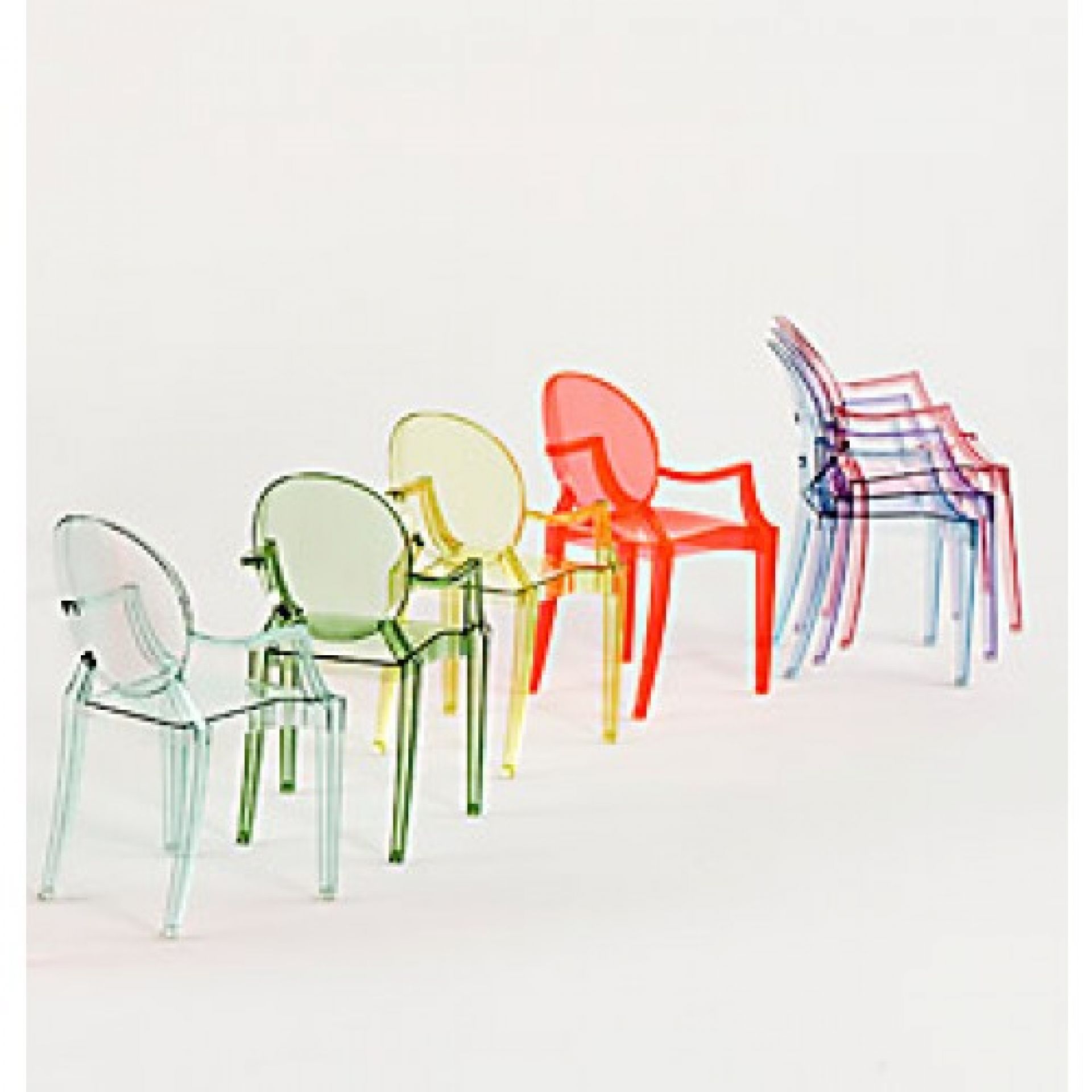 Mehrere farbige Lou Lou Ghost Kinderstühle von Kartell aus transparentem Kunststoff.