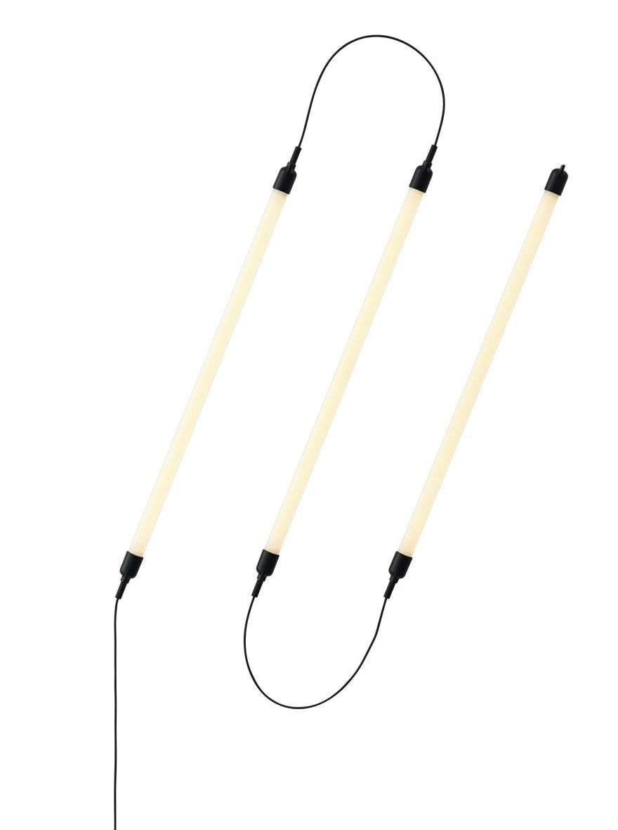 Fine Wall Ceiling Lamp Wandleuchte von Muuto, minimalistische LED-Röhren mit schwarzem Kabel.