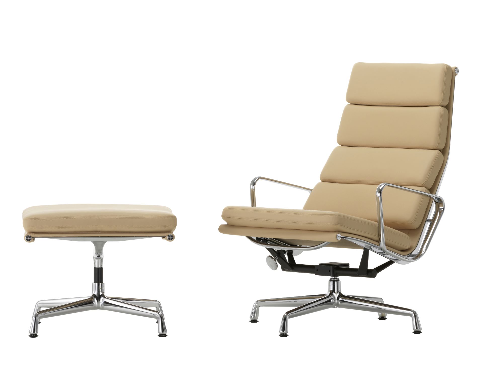 Vitra EA222 Soft Pad Sessel mit Hocker, Leder in Cognac und verchromtem Aluminium.