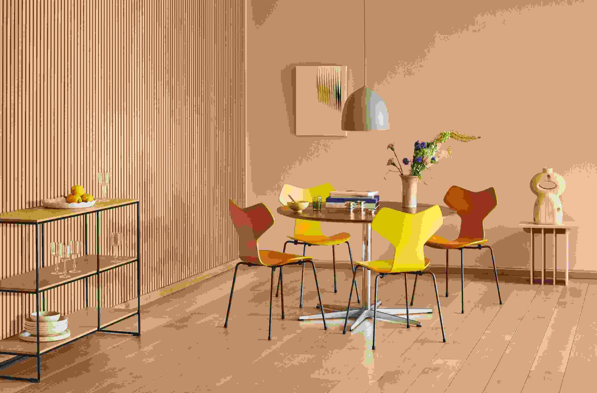 Esszimmer mit rundem Tisch und vier bunten Grand Prix Stühlen von Fritz Hansen, modernes skandinavisches Design.