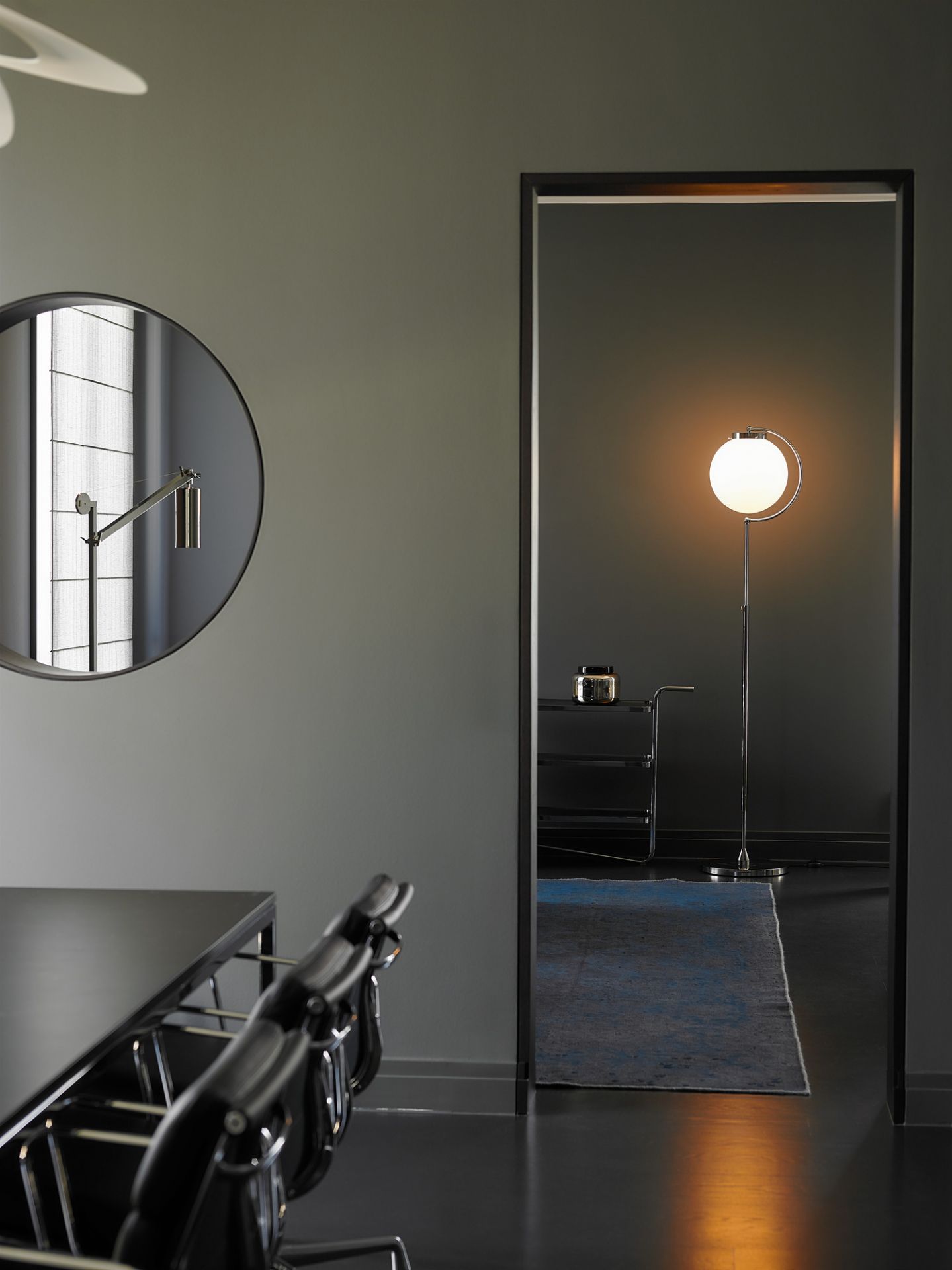 Innenaufnahme mit Bauhaus DSL 23 Stehleuchte von Tecnolumen, minimalistisches Design mit Kugel.