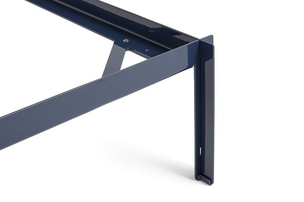 Detailaufnahme des blauen Connect Bed Bettgestells von Hay, modernes Design für Schlafzimmer.