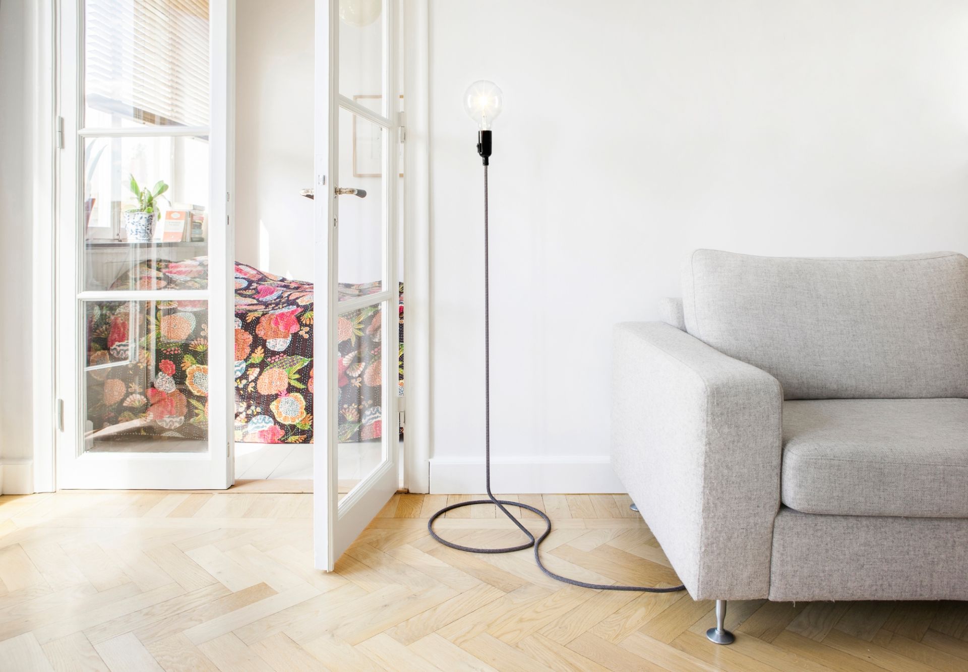 Schwarze Cord Lamp Stehleuchte von Design House Stockholm, Höhe 130 cm, im modernen Wohnzimmer.