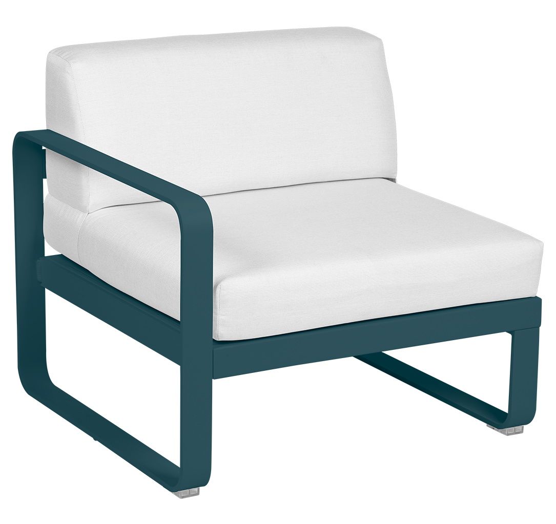 Bellevie 1-Sitzer Modul Outdoor Sofa von Fermob mit Armlehne links, blauem Rahmen und weißen Kissen.