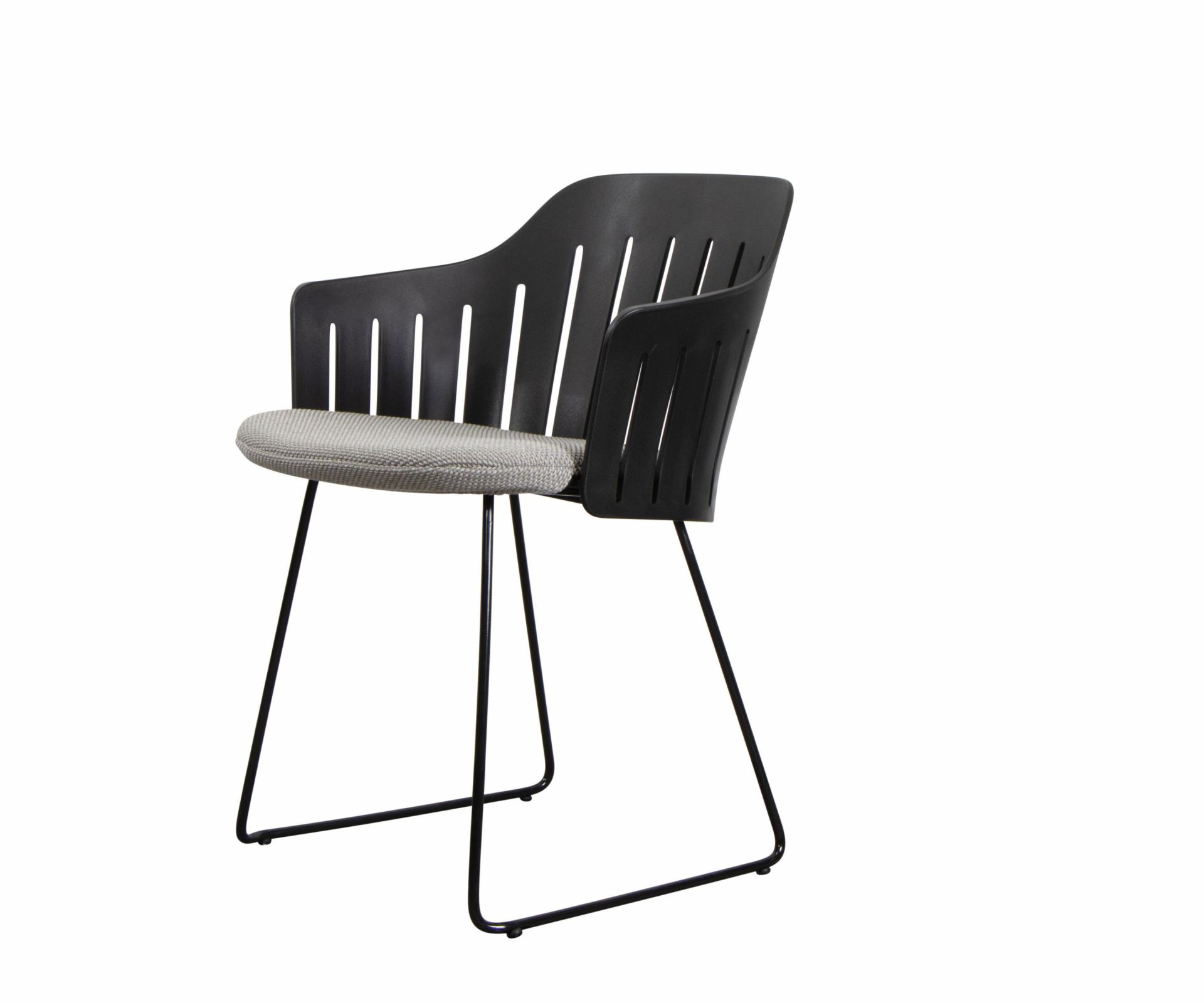 Schwarzer Choice Outdoor Stuhl von Cane-Line mit Stahlgestell und grauem Sitzkissen. Gartenstuhl für Terrasse.