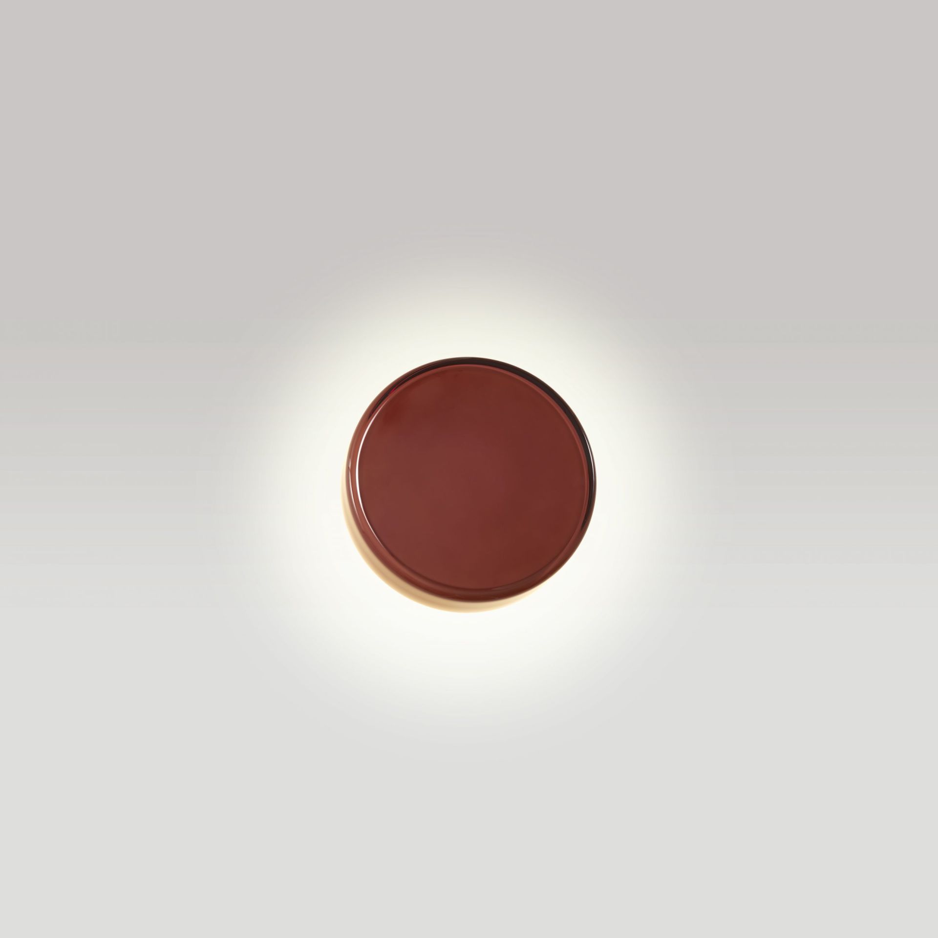 Nahaufnahme der braunen Caramel Wandleuchte von Marset, Durchmesser 28cm, Triac dimmbar.