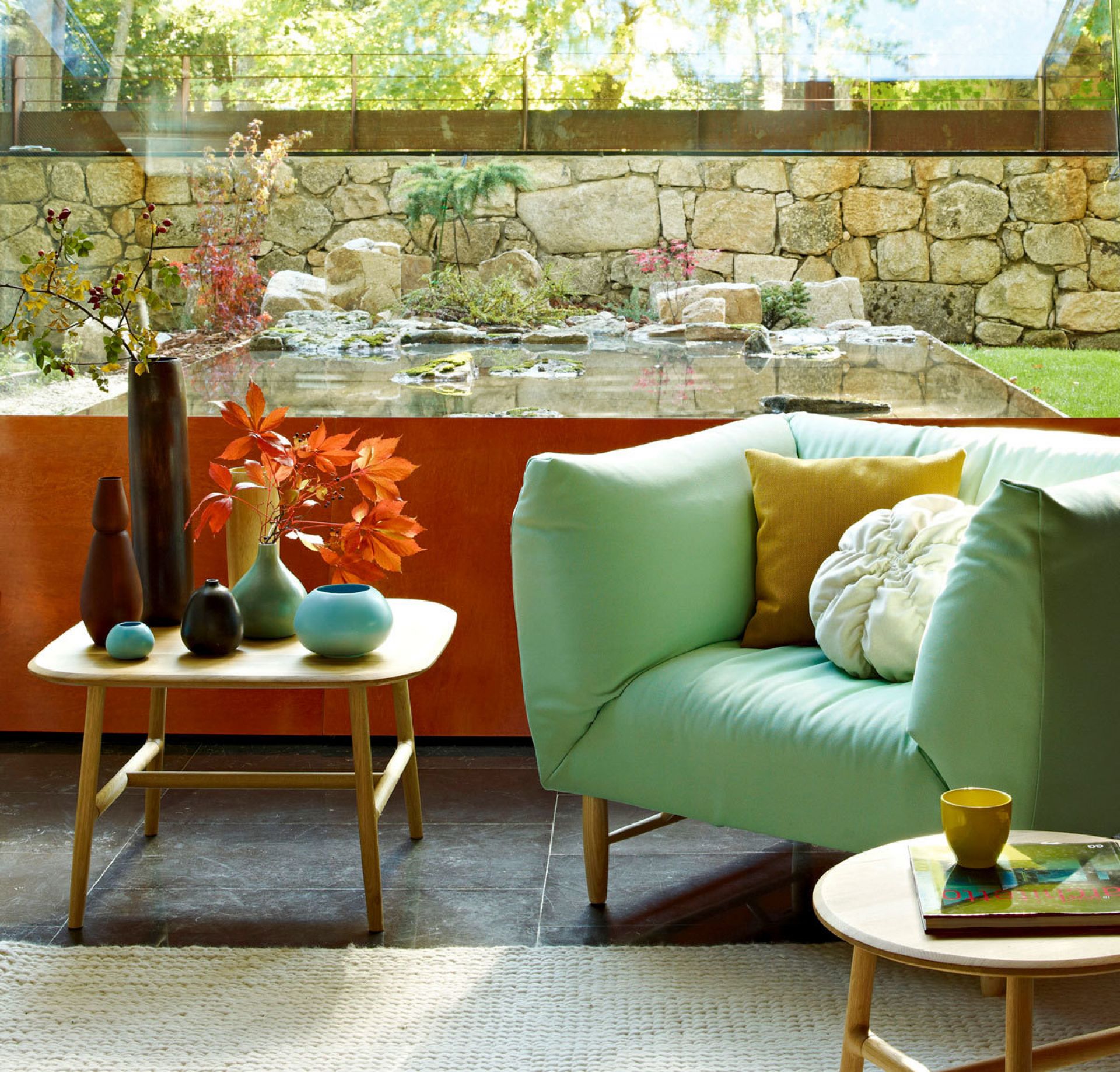 Nudo Beistelltisch von Sancal aus Eiche Natur im modernen Wohnzimmer mit Dekoration und Sofa.