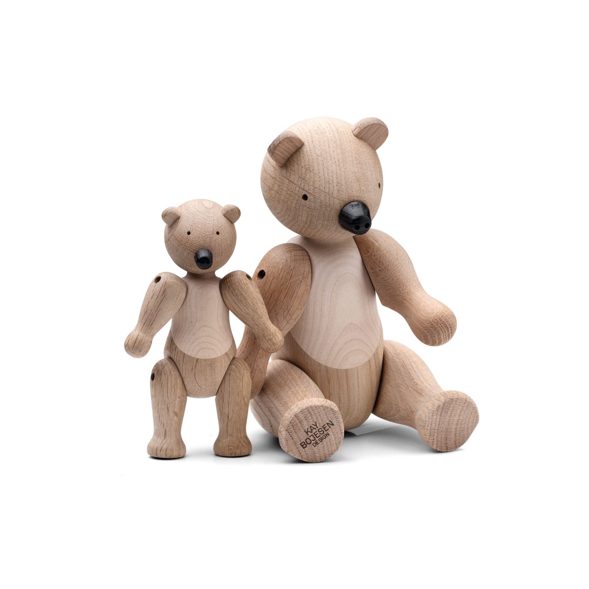 Zwei hölzerne Bärenfiguren von Kay Bojesen, ein großer sitzender Bär und ein kleiner stehender Bär.