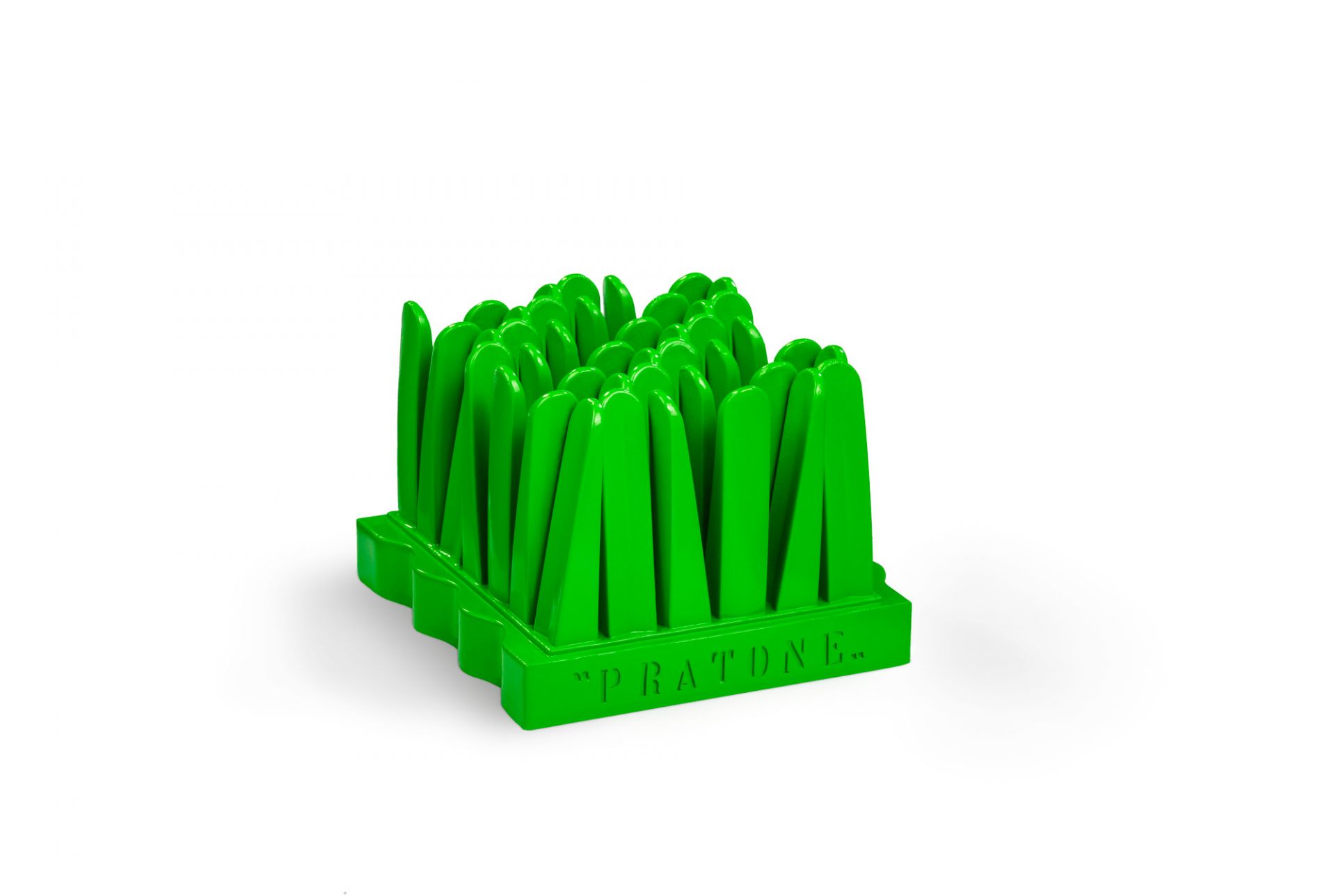 Grüne Guframini Pratone Miniatur, ein Designobjekt in Form eines Rasenstücks. Dekoration für Zuhause.