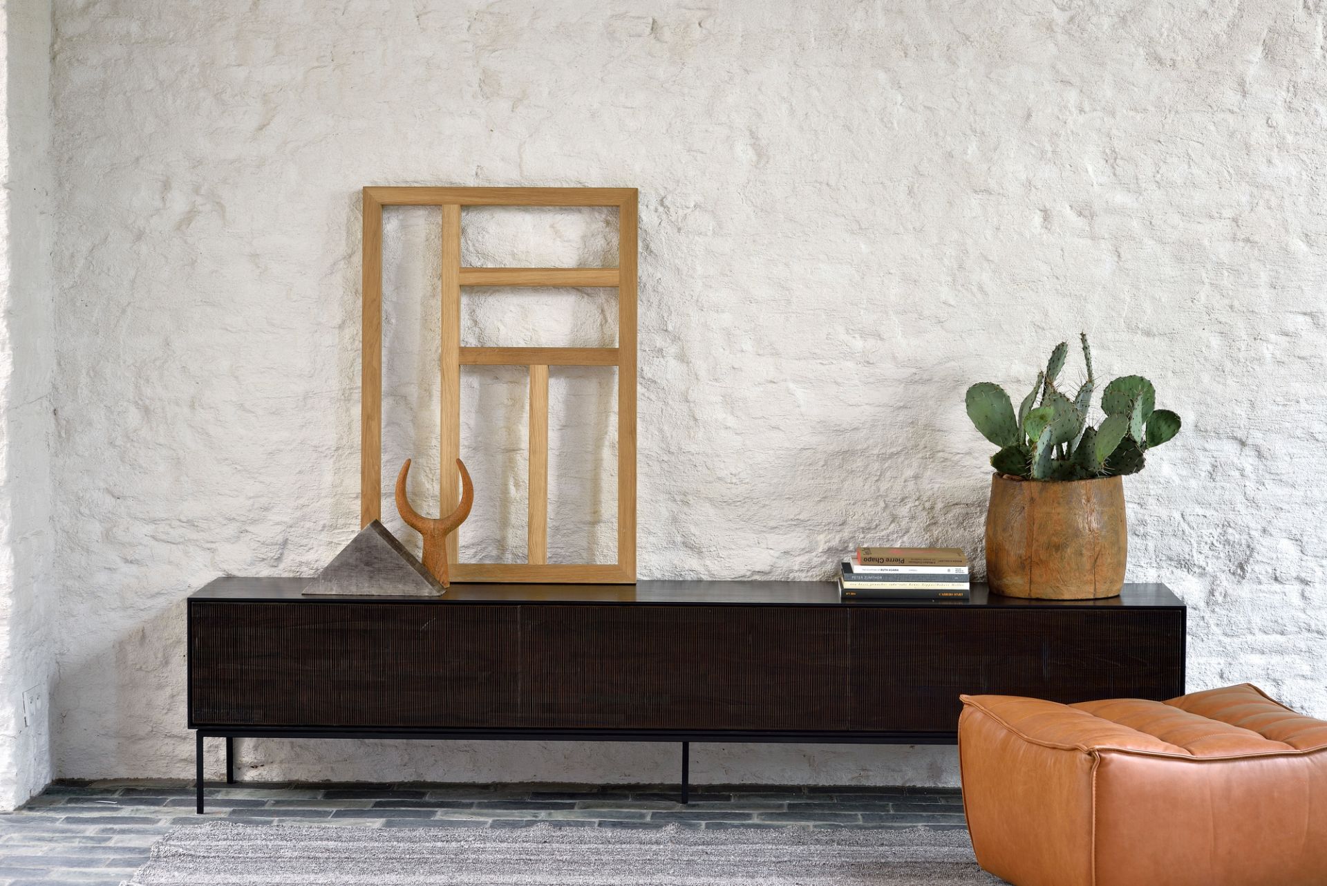 Ethnicraft Teak Grooves TV-Möbel: Modernes Lowboard aus Teakholz mit minimalistischem Design und stilvollen Wohnaccessoires.